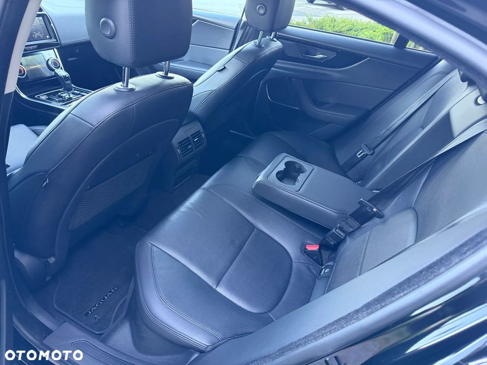 Jaguar XE 2.0 D200 mHEV AWD R-Dynamic S - 7