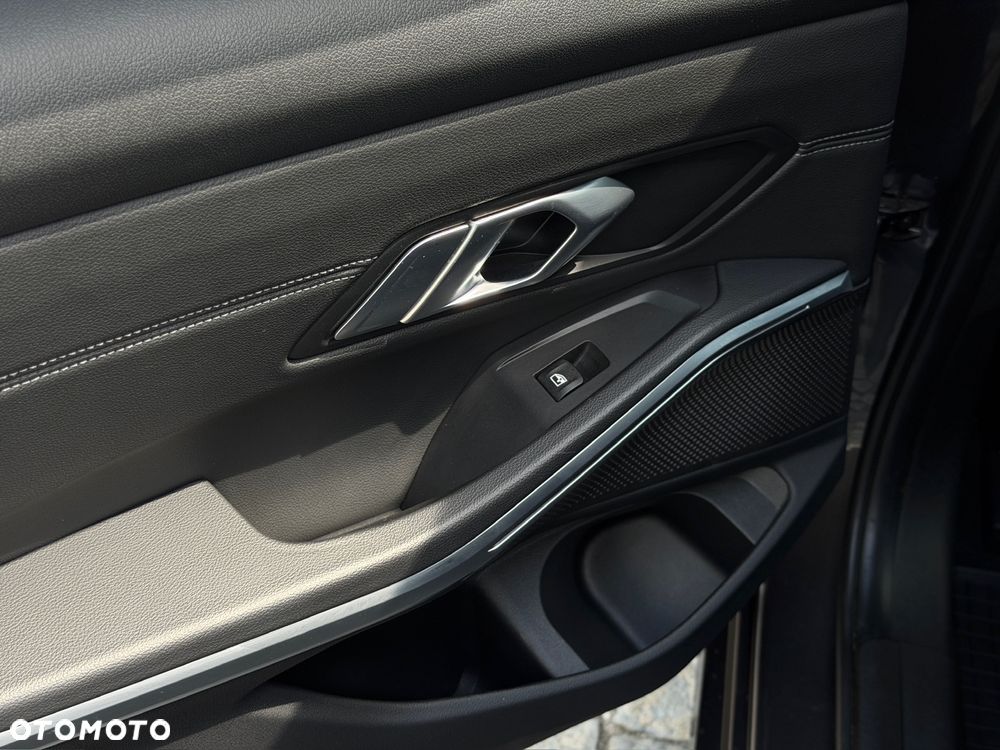 BMW Seria 3 330i Sport Line - 11