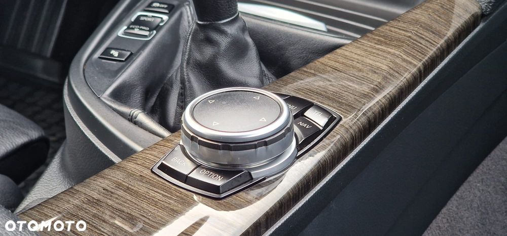 BMW Seria 3 328i xDrive Luxury Line - 8