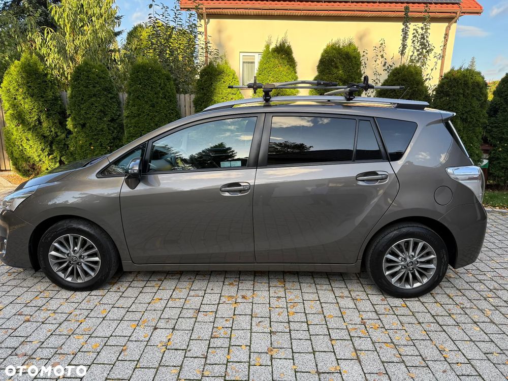 Toyota Verso 2017 photo 2