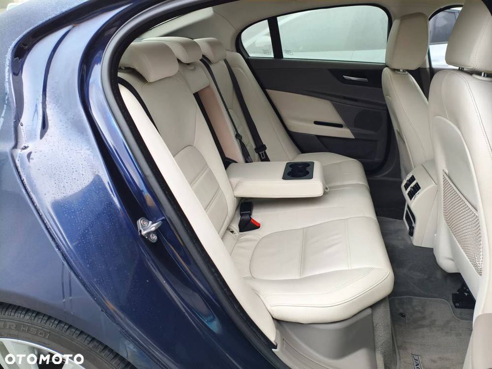 Jaguar XE 2.0 T Prestige - 15