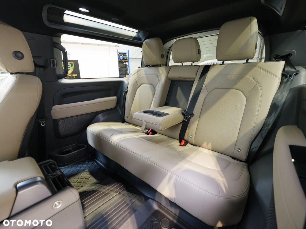 Land Rover Defender 2.0 P300 SE - 17