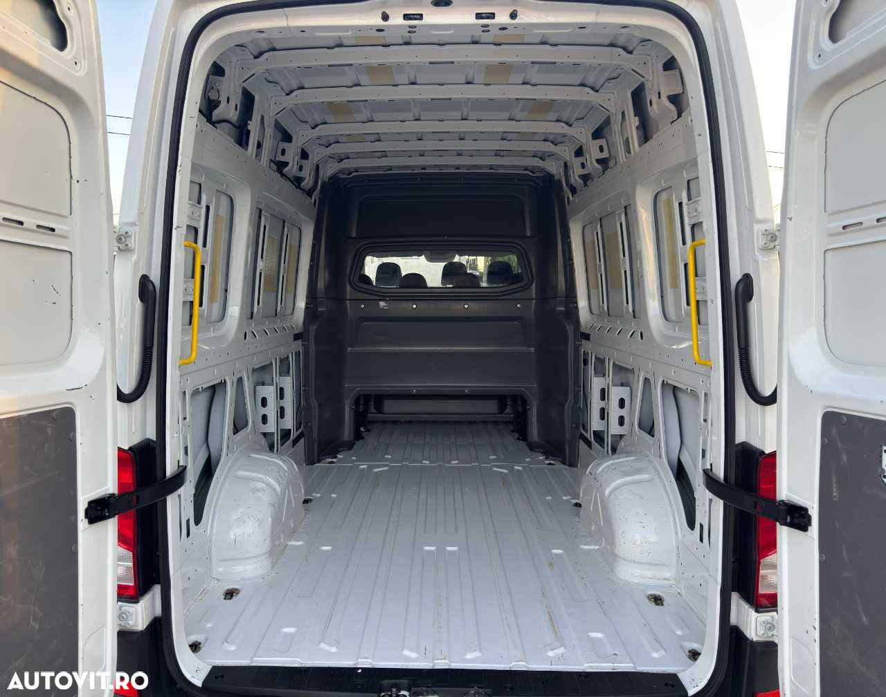 Volkswagen CRAFTER L4H3 6+1 LOCURI - 14