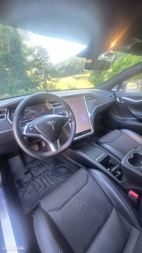 Tesla Model X - 8