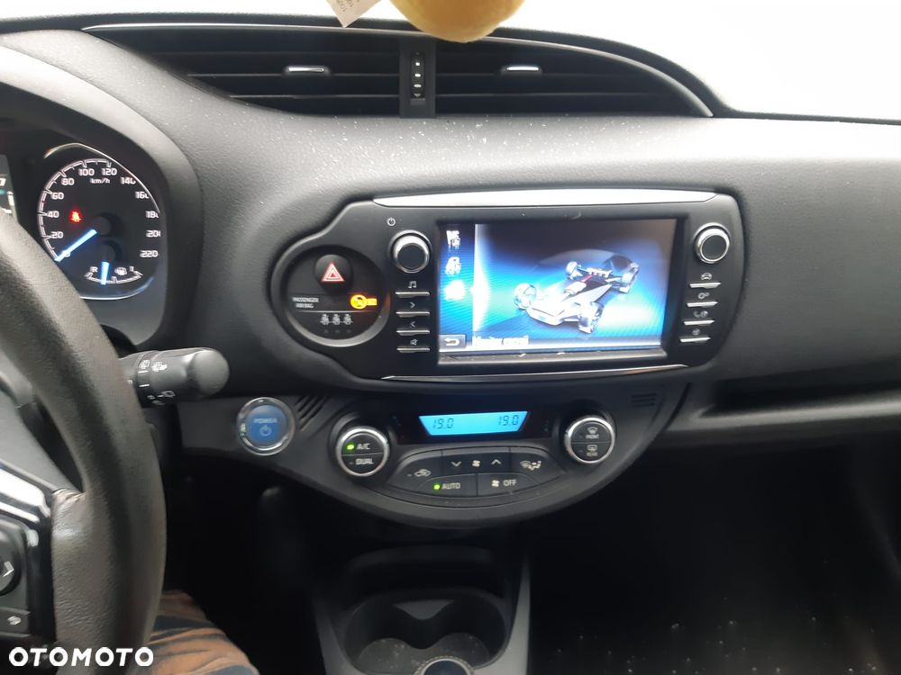 Toyota Yaris Hybrid 100 Premium - 12