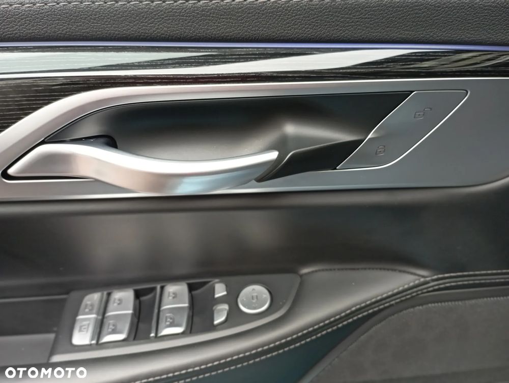 BMW Seria 7 750i xDrive - 25