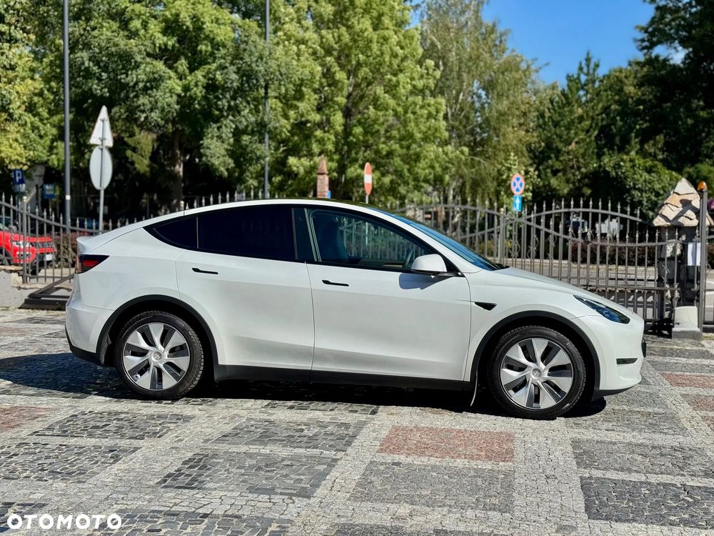 Tesla Model Y - 8