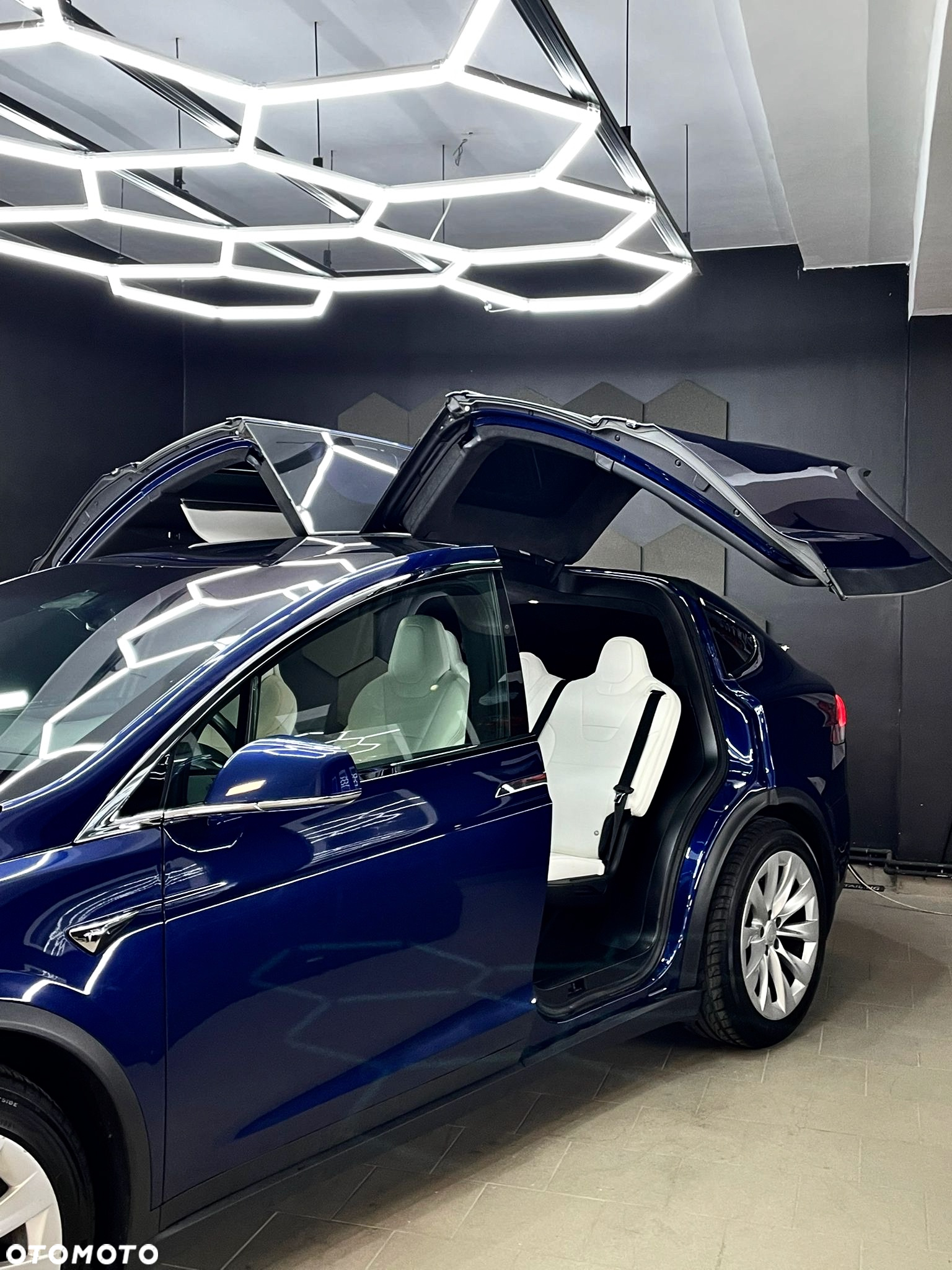 Tesla Model X - 8