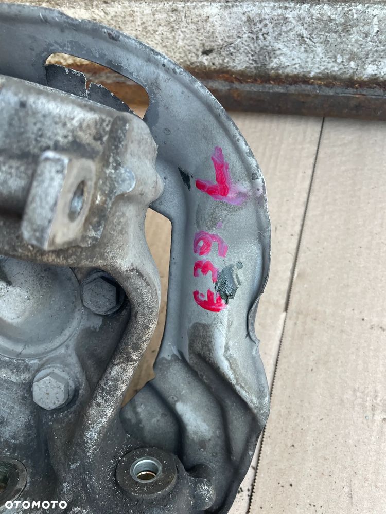 zwrotnica piasta lewa przód bmw e39 z tulejkami - 2