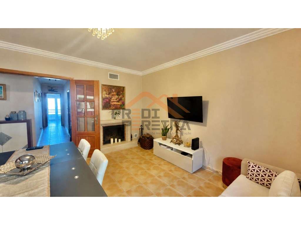 Situado no Jardim da Radial, T2 com varanda e arrecadação. - Grande imagem: 4/22
