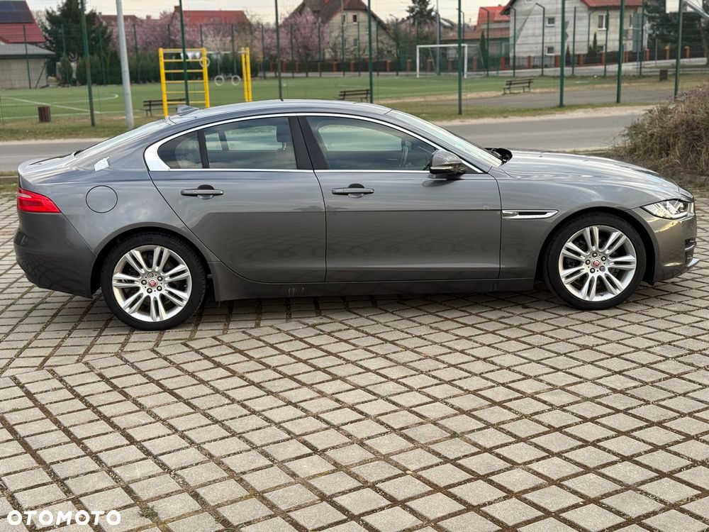 Jaguar XE 2.0 D AWD Prestige - 4