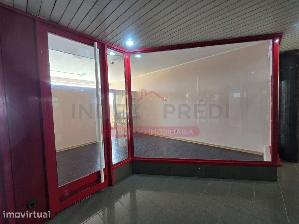 Loja com boas Montas - ARRENDAMENTO - C. Comercial Diana - Grande imagem: 2/9