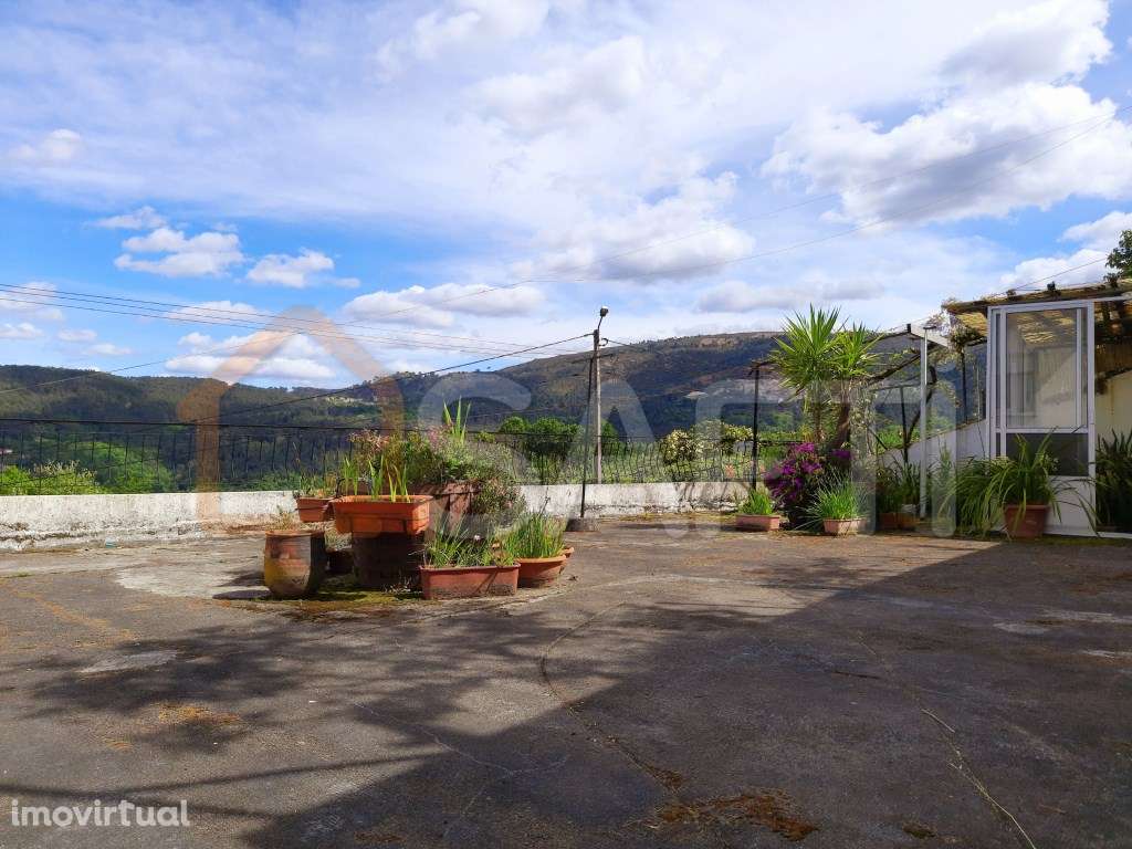 Propriedade constituída por 2 moradias e terreno de cultivo - Grande imagem: 2/19