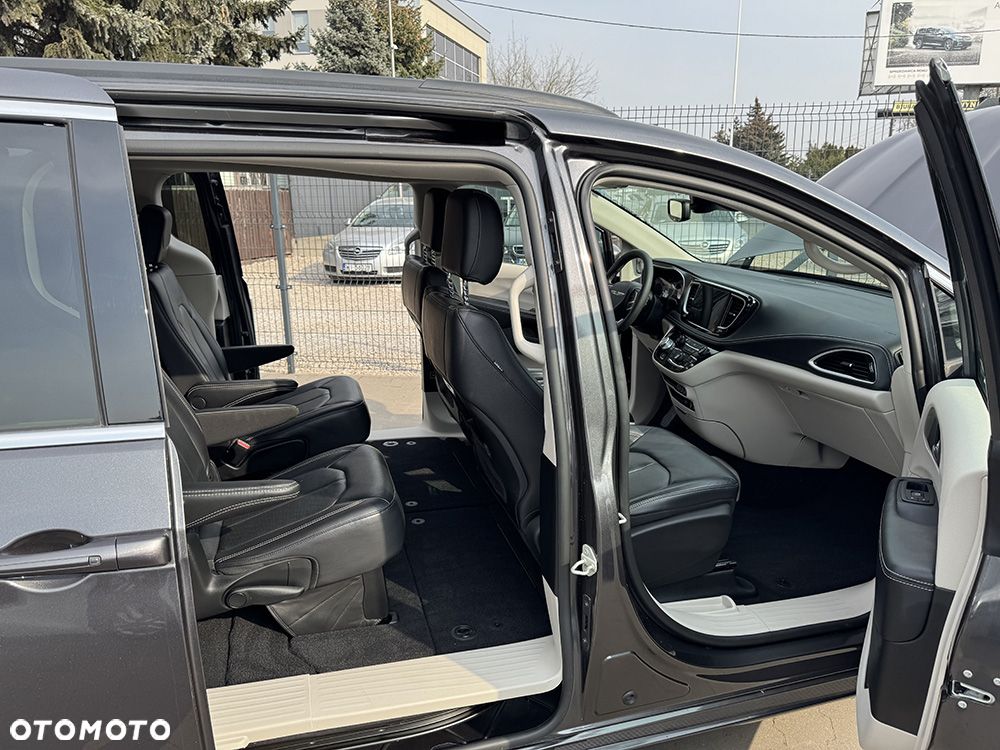 Chrysler Pacifica - 17