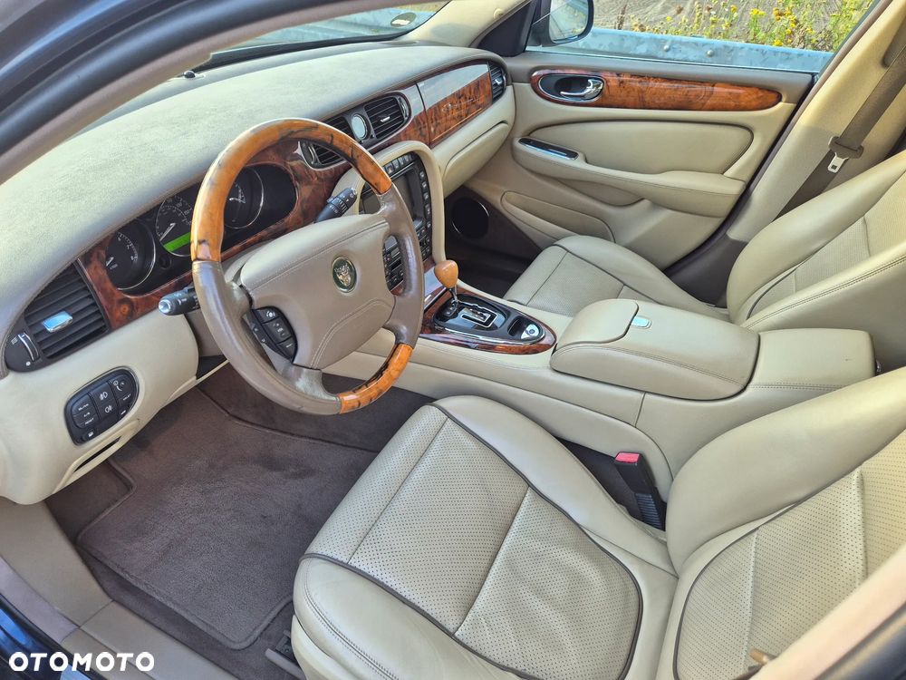 Jaguar XJ XJ8 4.2 LWB Executive - 12