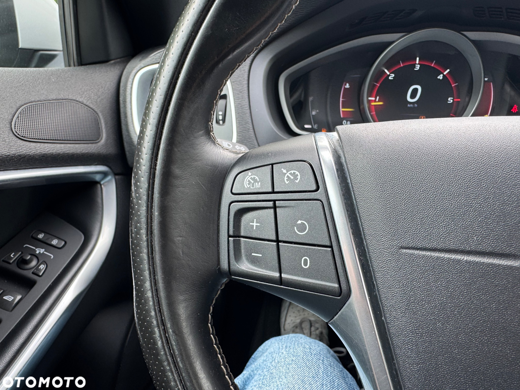 Volvo V40 D2 Drive-E R-Design Momentum - 16