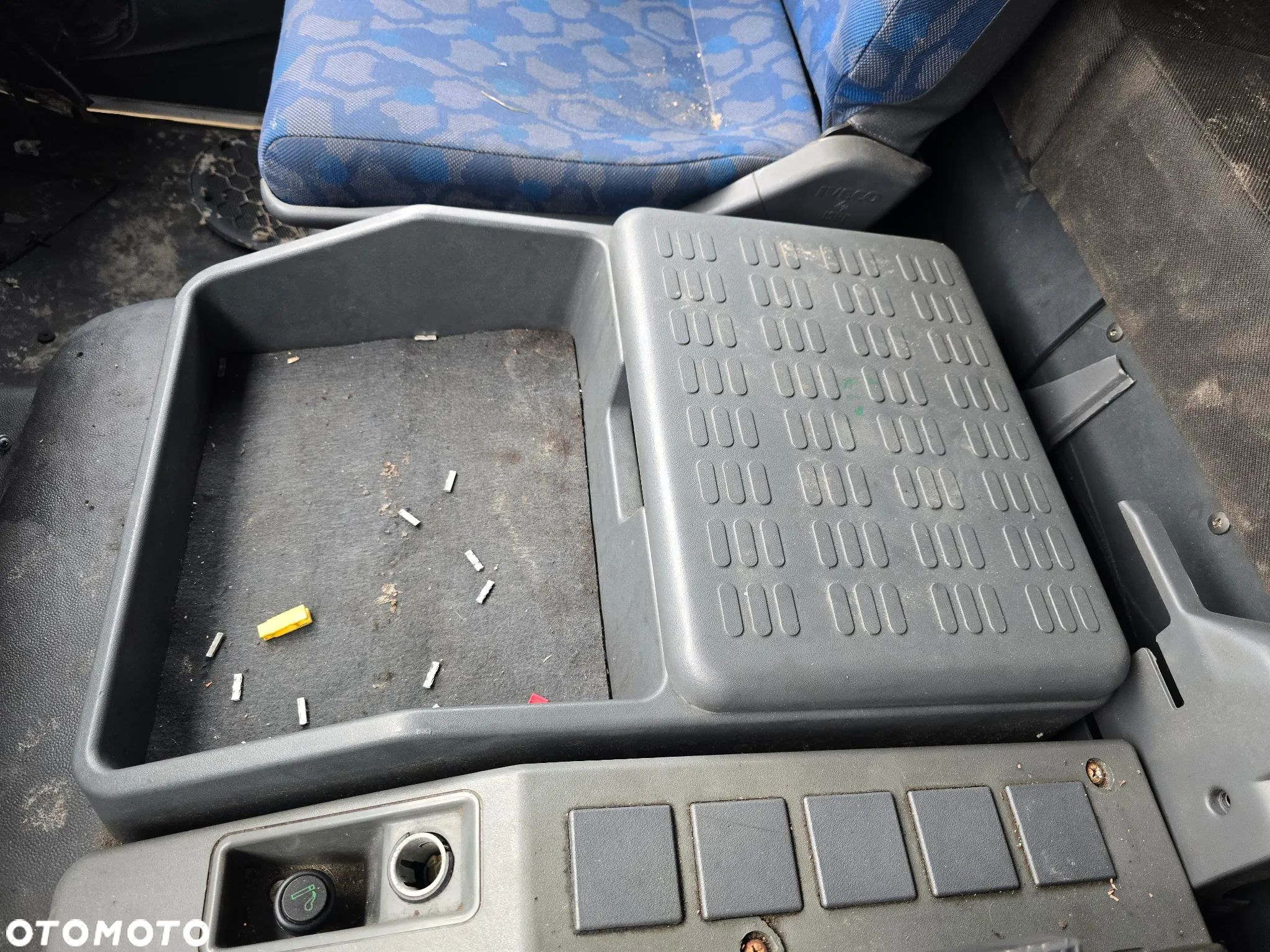 SCHOWEK NA TUNEL ŚRODKOWY PODSTAWKA IVECO EUROCARGO - 1