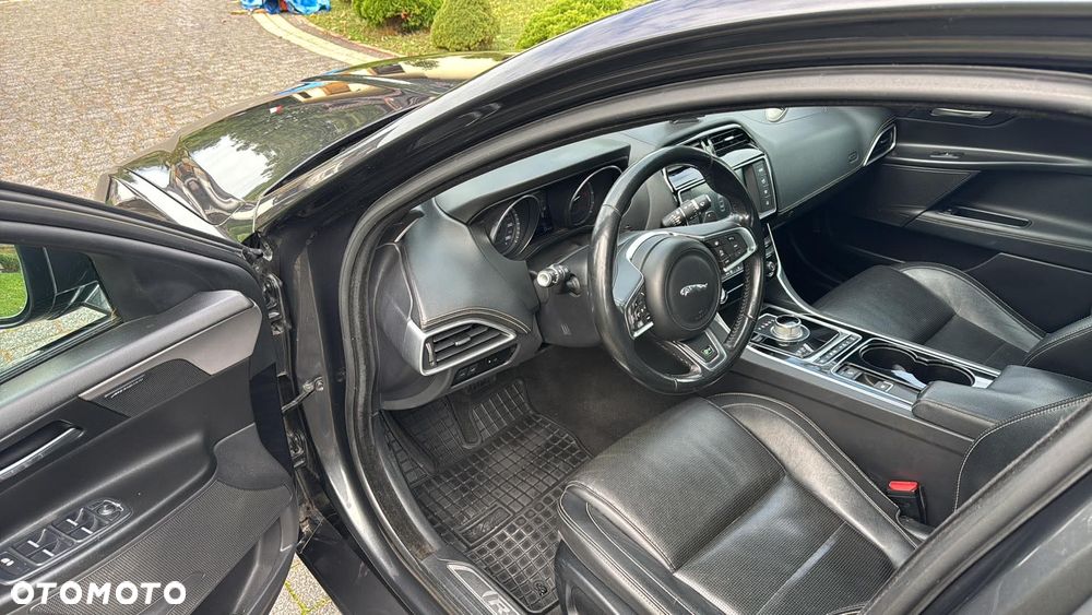 Jaguar XE 2.0 D R-Sport - 7