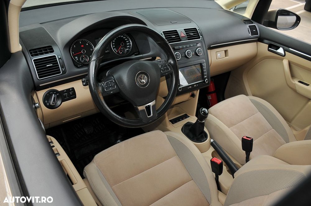 Volkswagen Touran - 12