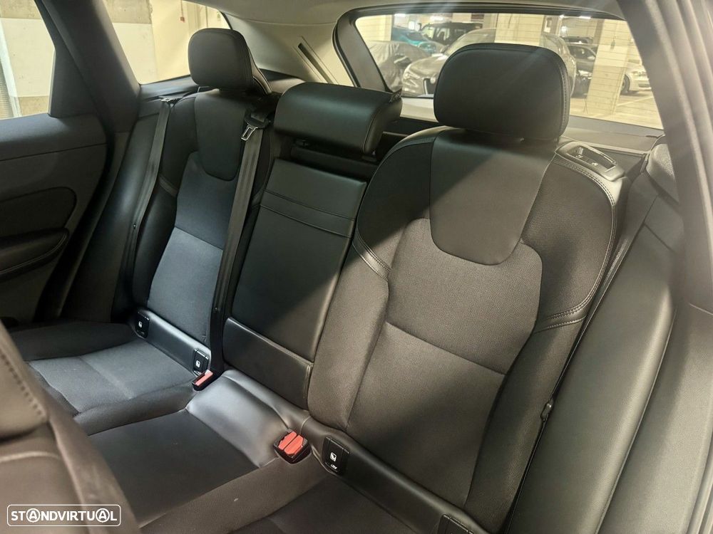 Volvo XC 60 2.0 T8 PHEV R-Design AWD - 31