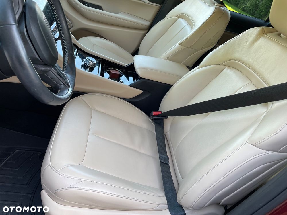 Jeep Grand Cherokee - 32