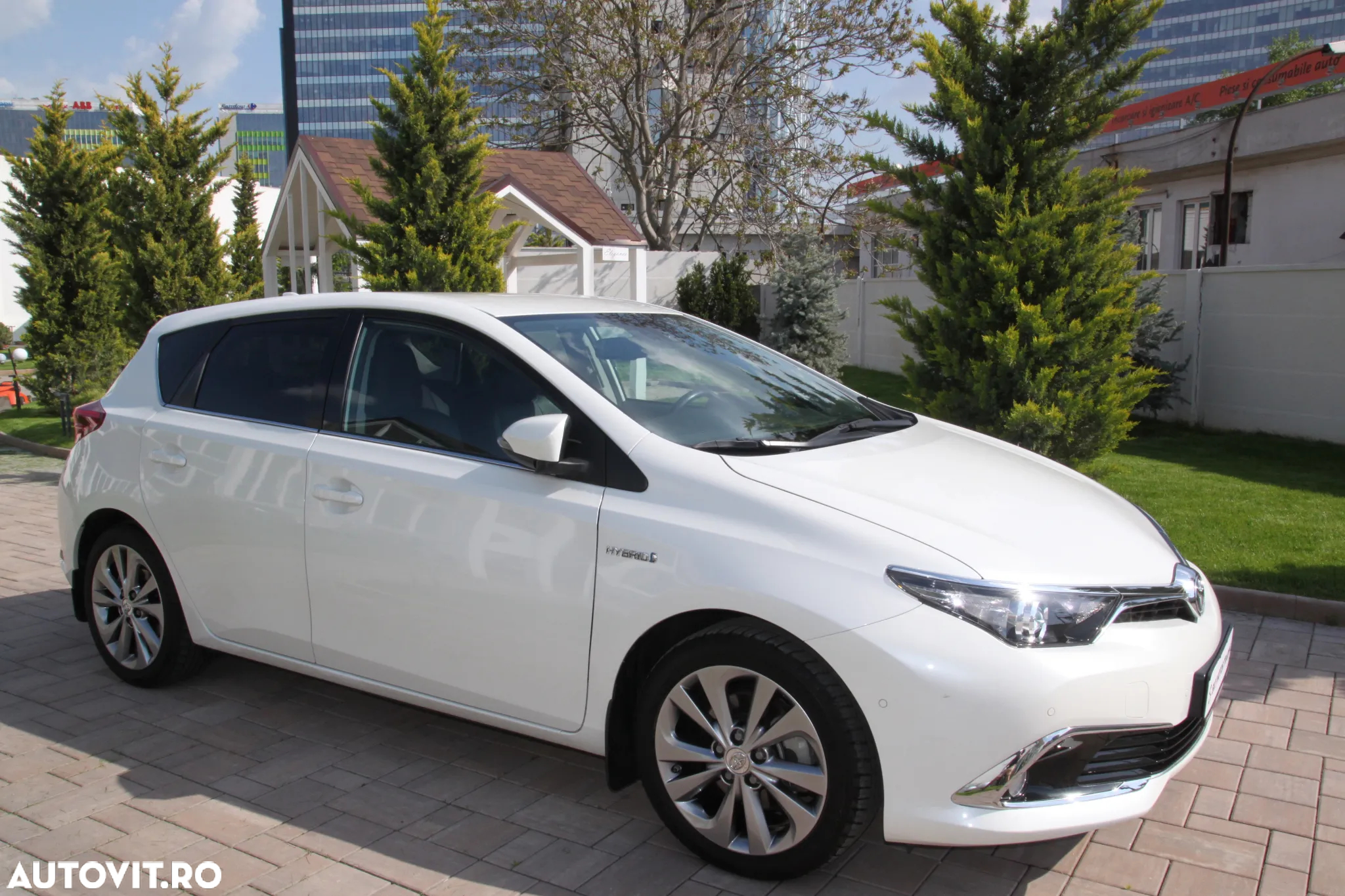 Toyota Auris 1.8 L VVT-i HSD Sol + - 12