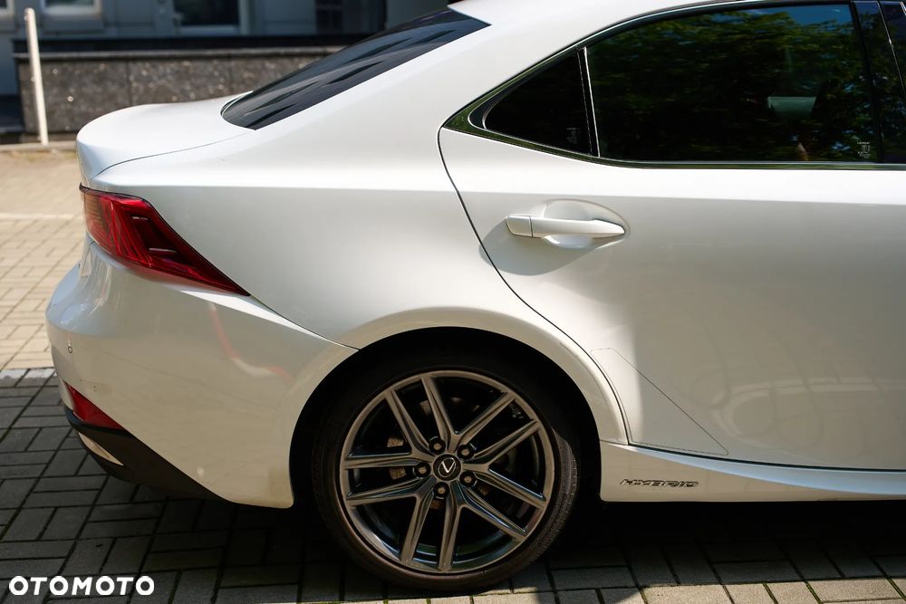 Lexus IS 300h F Sport - 16