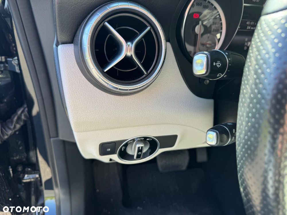 Mercedes-Benz CLA 200 7G-DCT AMG Line - 28