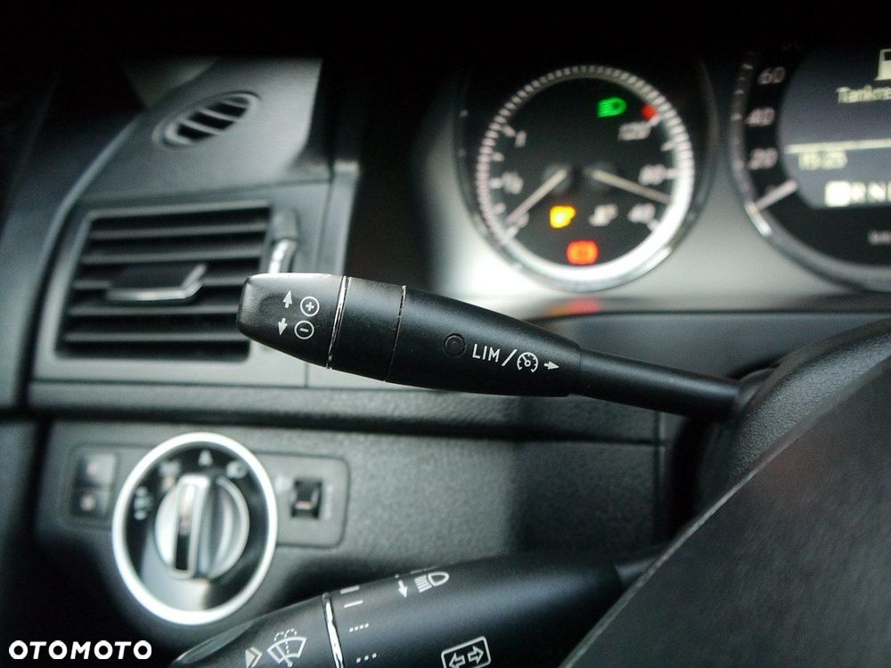 Mercedes-Benz Klasa C 180 BlueEFFICIENCY 7G-TRONIC Avantgarde - 32