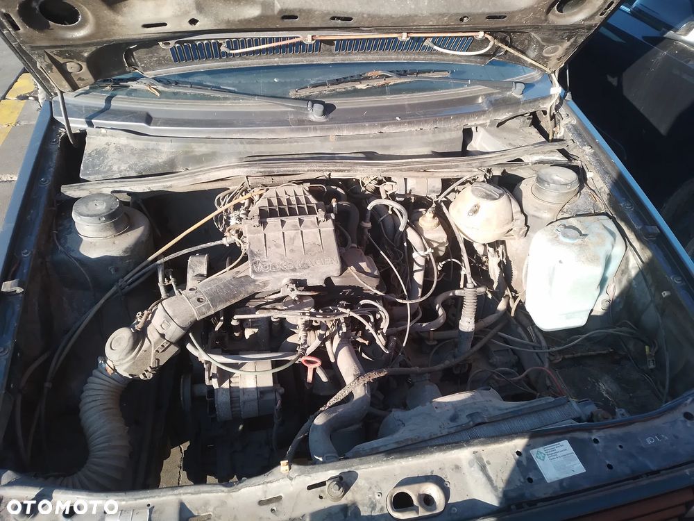 VW GOLF II  1.6 PN    BŁOTNIK PRAWY LEWY PRZÓD  LA7U - 16