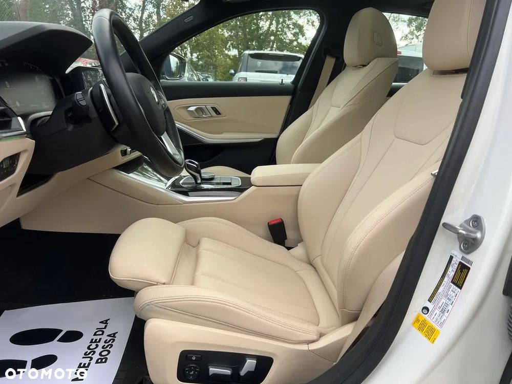 BMW Seria 3 330i Luxury Line - 11