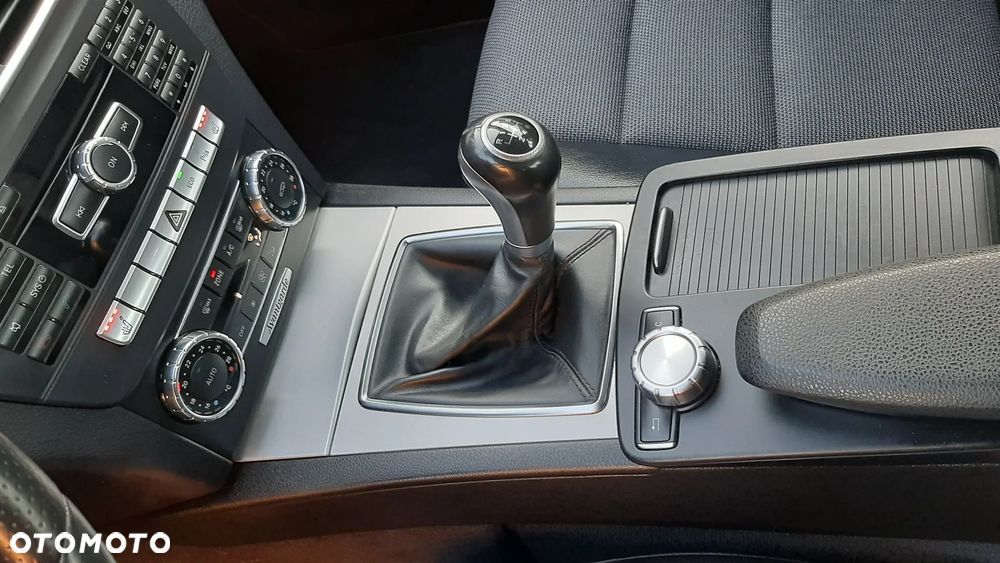 Mercedes-Benz Klasa C 180 CGI BlueEFFICIENCY Avantgarde - 25