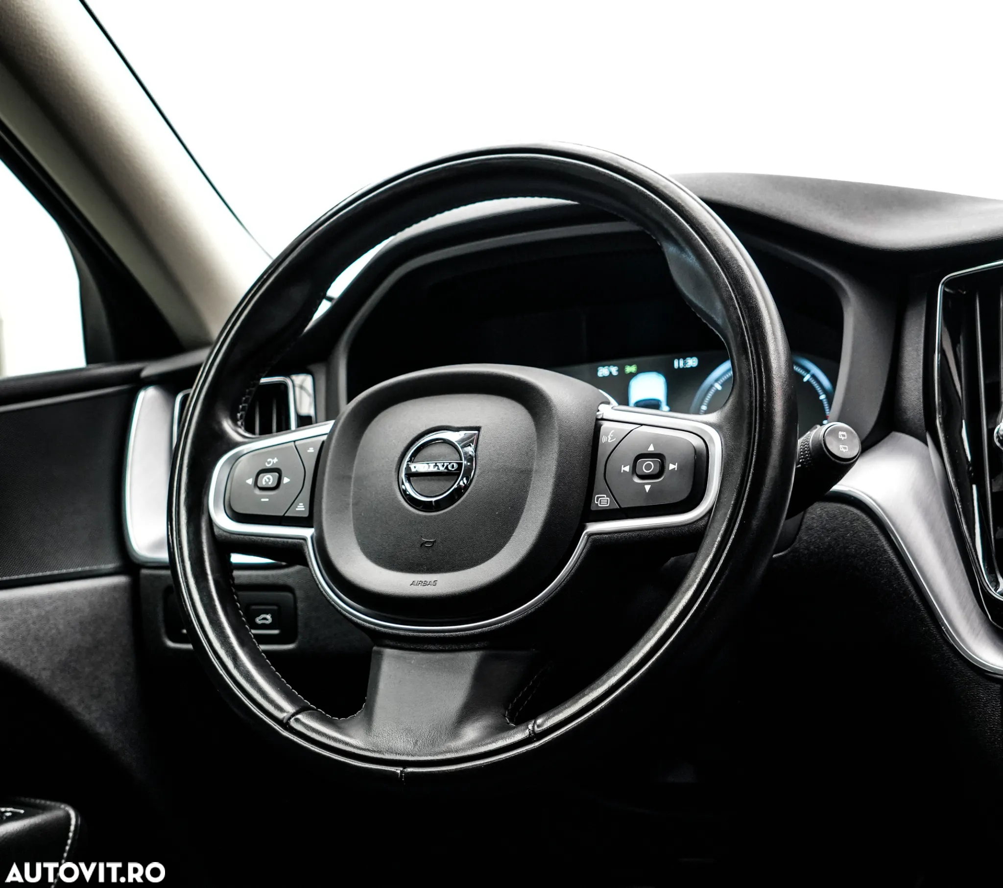 Volvo XC 60 B4 MHEV Momentum Pro - 17