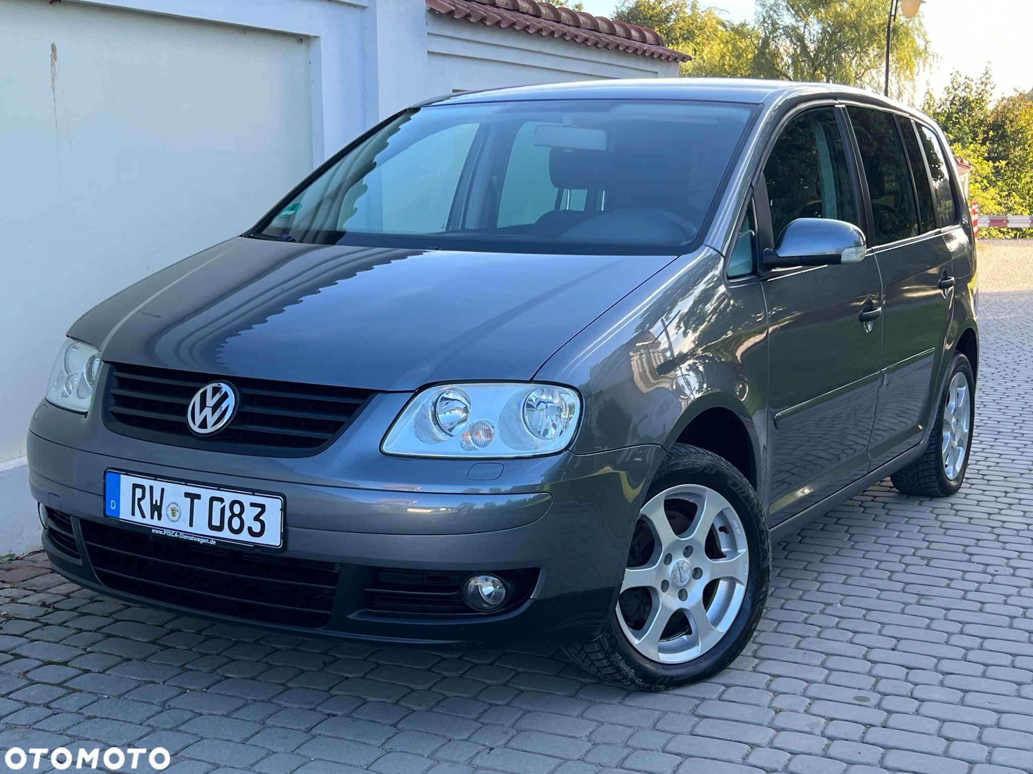 Volkswagen Touran - 1