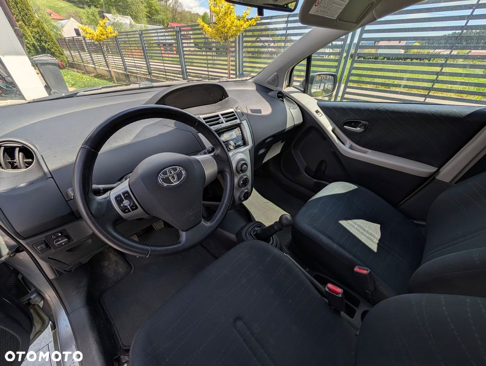 Toyota Yaris 1.3 - 6