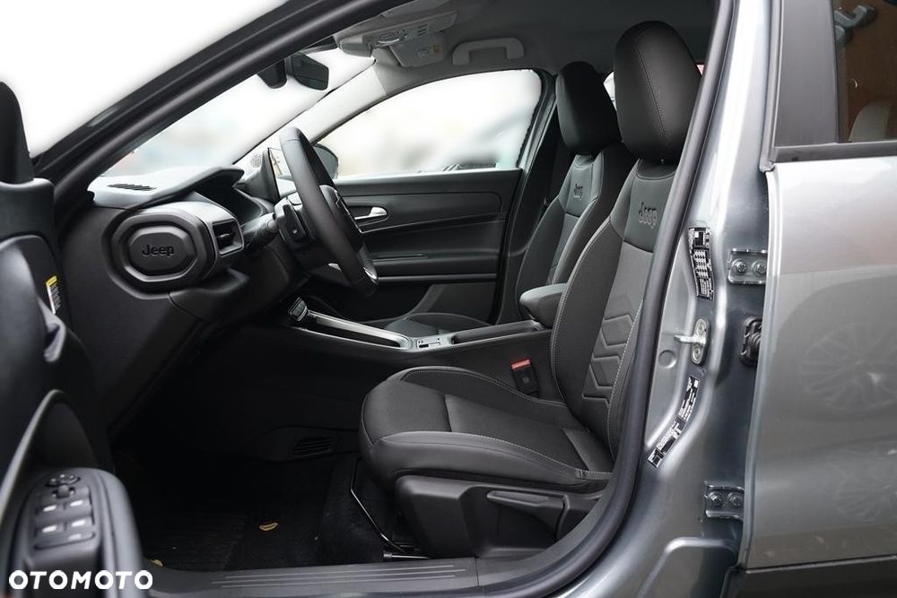 Jeep Avenger 1.2 T3 mHEV Altitude FWD eDCT6 - 13