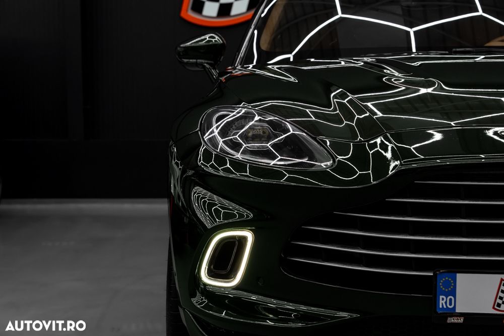 Aston Martin DBX - 8