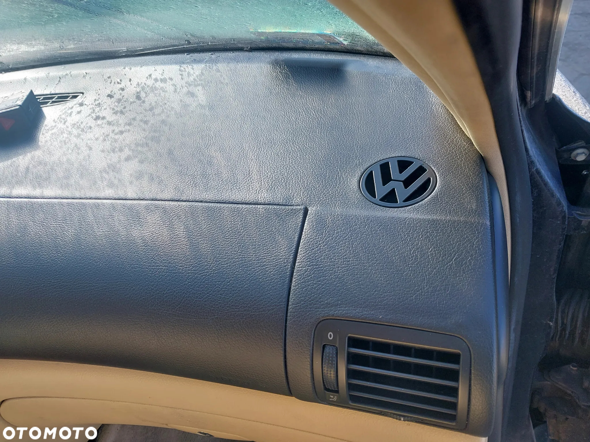 Deska rozdzielcza konsola 2din Volkswagen Passat B5 Lift FL Highline znaczki VW w nawiewach - 2