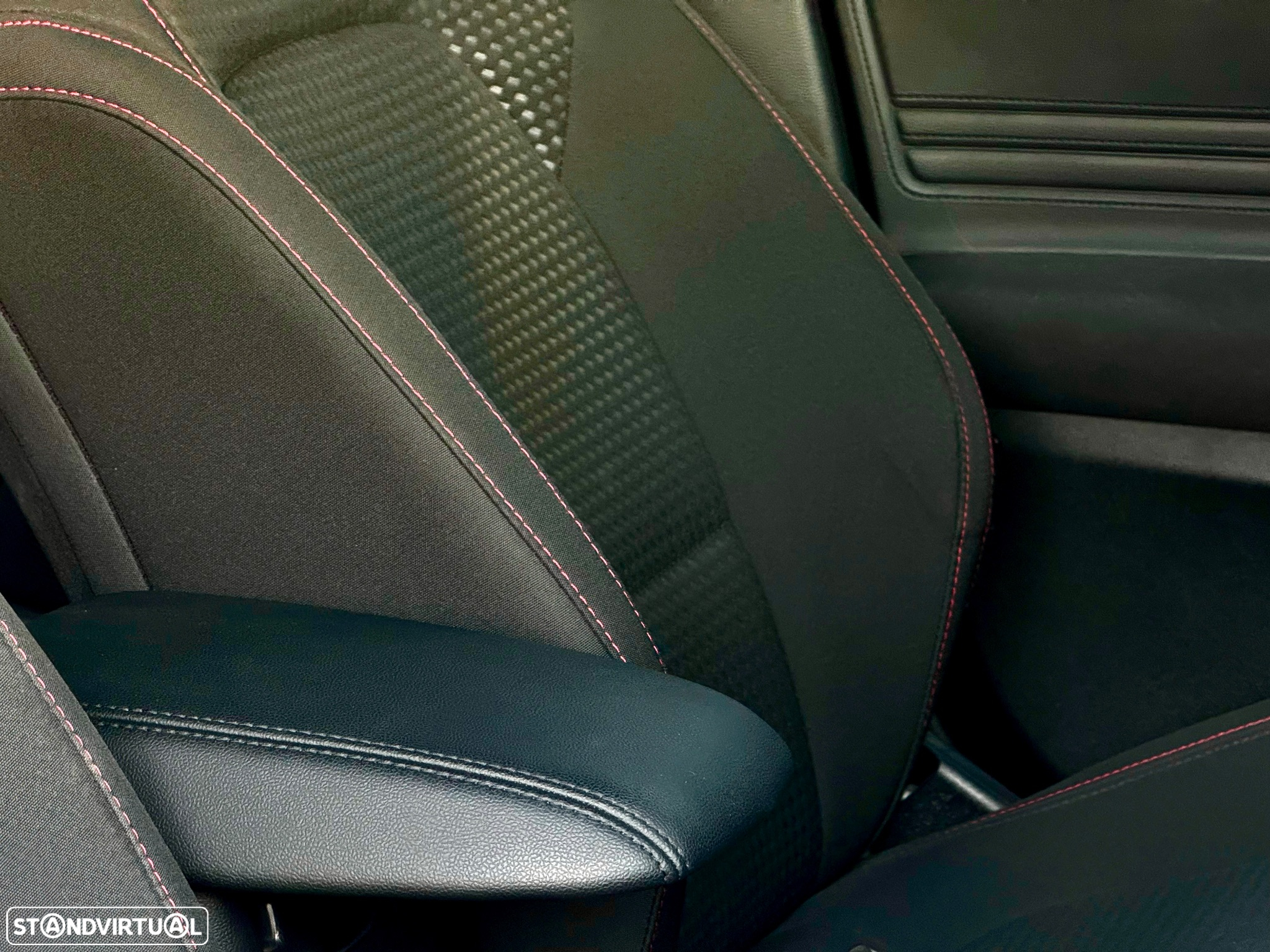 Ford Focus 1.5 EcoBoost S&S ST-LINE - 28