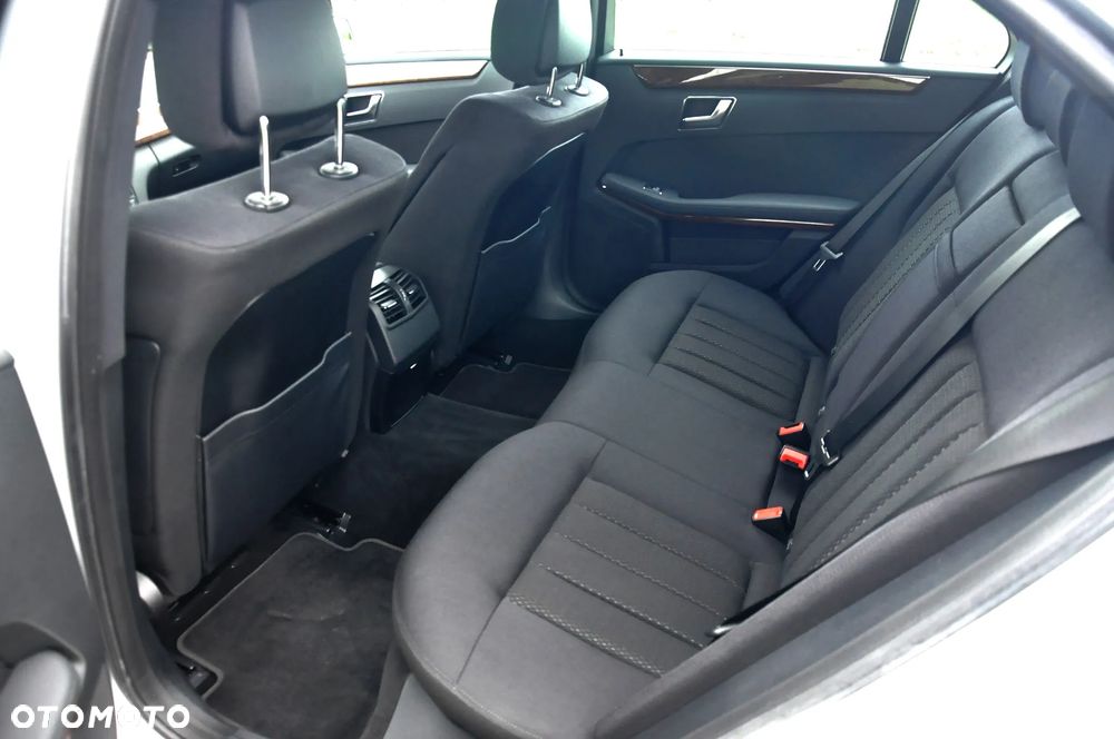 Mercedes-Benz Klasa E 250 CGI BlueEFFICIENCY 7G-TRONIC Elegance - 31
