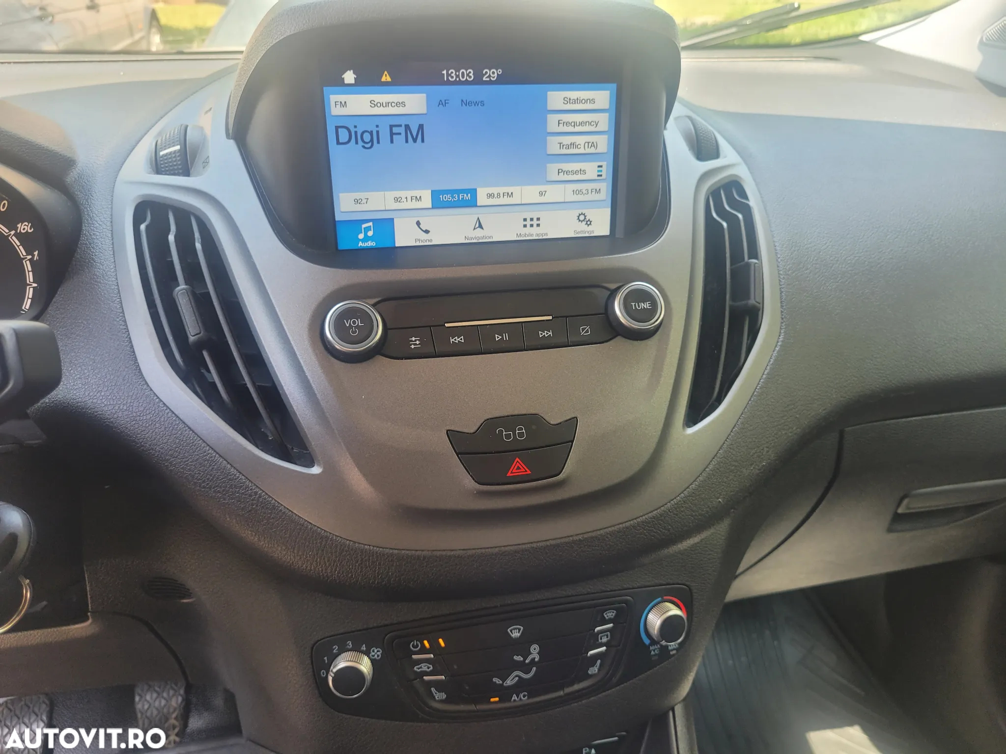 Ford Transit Courier - 10