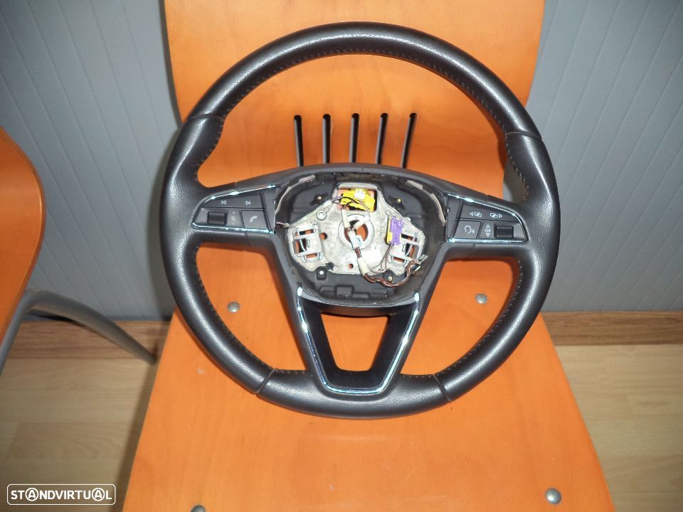 Volante Seat Leon em pele com comandos ano 2016 - 1