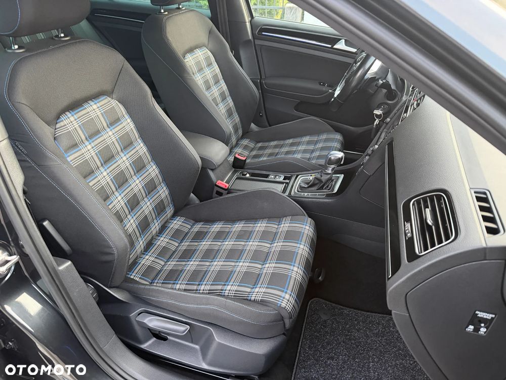 Volkswagen Golf - 10