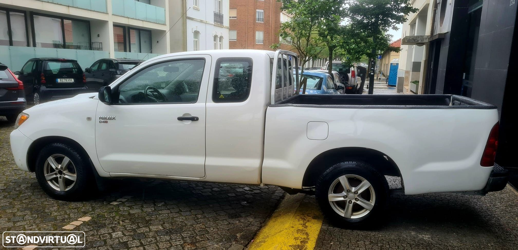 Toyota Hilux 2.5 D-4D CE - 8