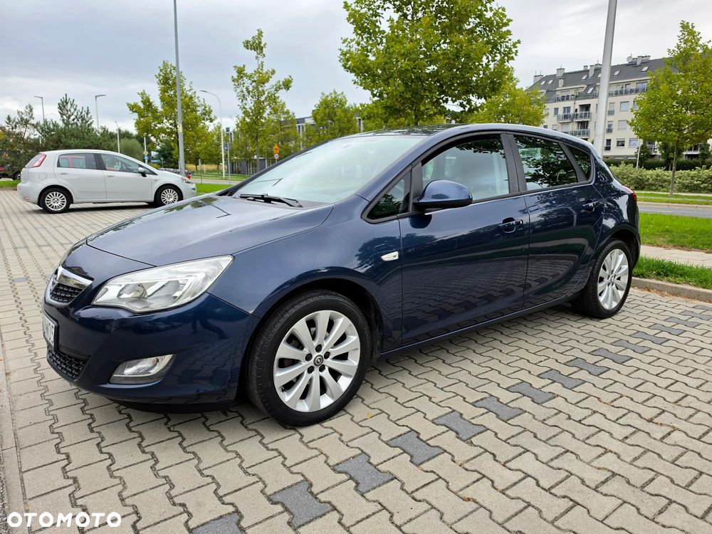 Opel Astra 2010 photo 2