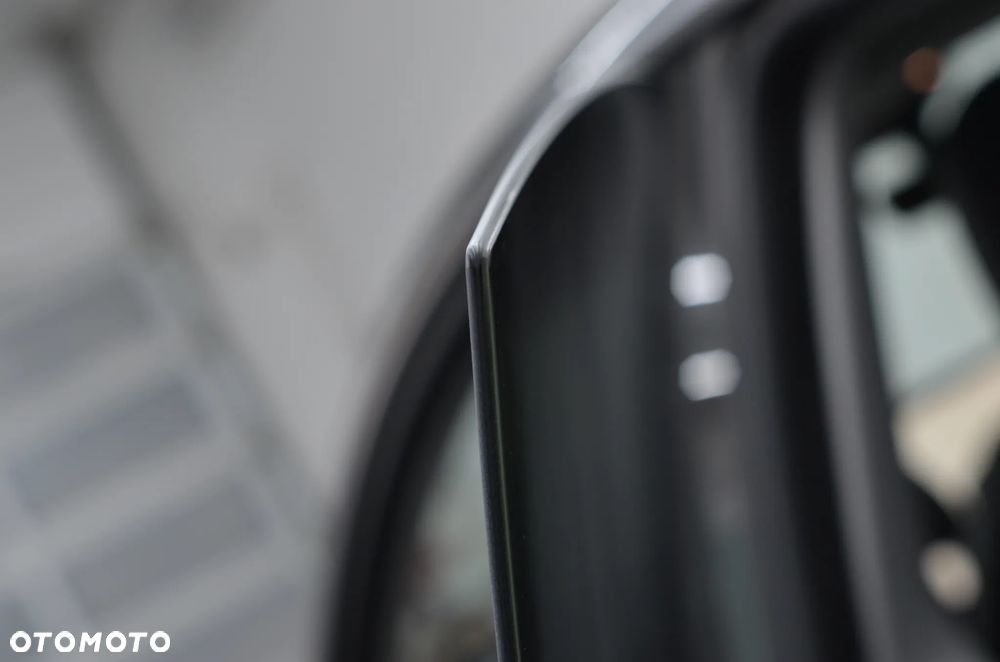 Tesla Model Y Long Range AWD - 29