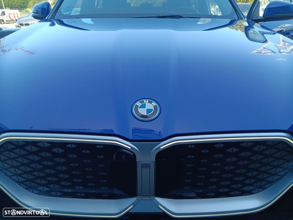 BMW iX2 eDrive20 Pack Desportivo M - 11