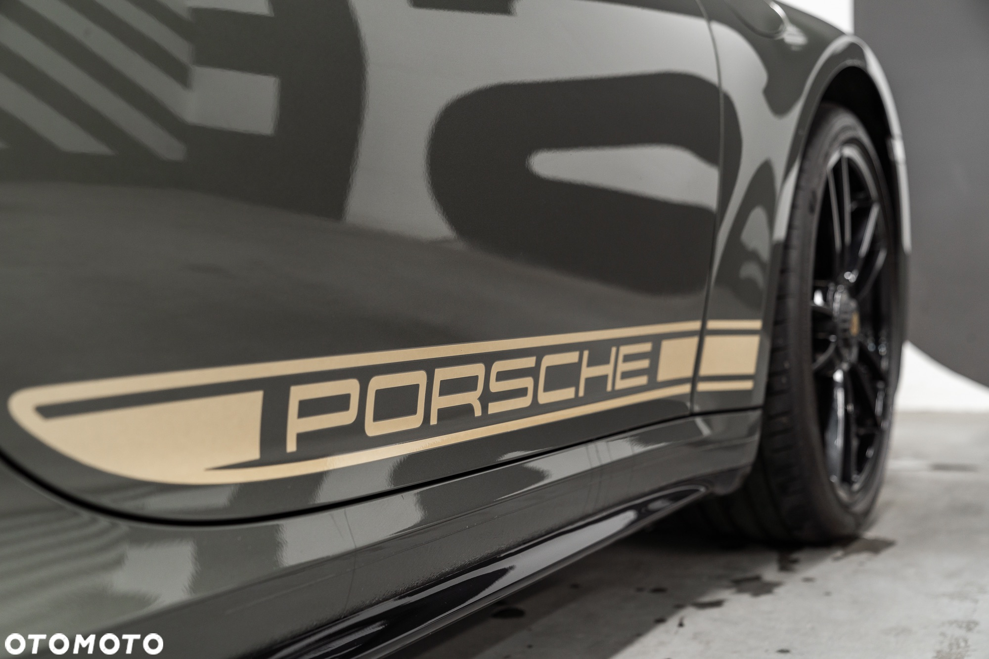 Porsche 911 Carrera 4 GTS - 4