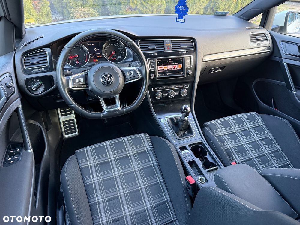 Volkswagen Golf - 21