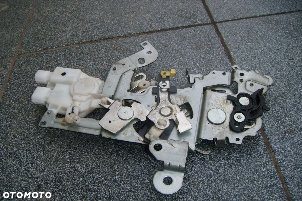 mazda 5 CR 05r zamek drzwi prawy tył - 2
